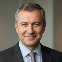 Профессиональный портрет русского бизнесмена, уверенный взгляд, студийное освещение, высокое качество.
