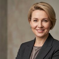 Профессиональный портрет русского бизнесмена, уверенный взгляд, студийное освещение, высокое качество.