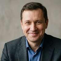 Профессиональный портрет русского бизнесмена, уверенный взгляд, студийное освещение, высокое качество.