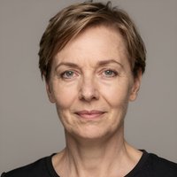 Профессиональный портрет русского бизнесмена, уверенный взгляд, студийное освещение, высокое качество.